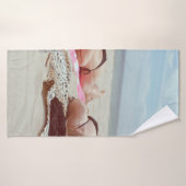 Braune Glasflasche über zwei Frauen Badehandtuch (Badehandtuch)