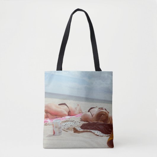 Braune Glasflasche über zwei Frauen Tasche (Vorderseite)
