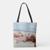 Braune Glasflasche über zwei Frauen Tasche (Rückseite)