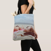 Braune Glasflasche über zwei Frauen Tasche (Von Nahem)
