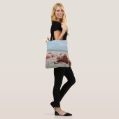 Braune Glasflasche über zwei Frauen Tasche (Am Model)