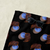 Braune Guinea mit Wasserschüssel, Strandtuch (Beispiel)