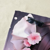 Braune Haarbühe mit rosa Blume im Haar Strandtuch (Beispiel)