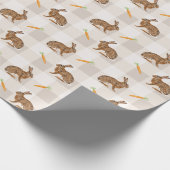 Braune Hasen Und Karotten Beige Gingham Frühling Geschenkpapier (Ecke)