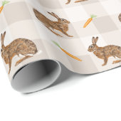 Braune Hasen Und Karotten Beige Gingham Frühling Geschenkpapier (Rolleneckpunkt)