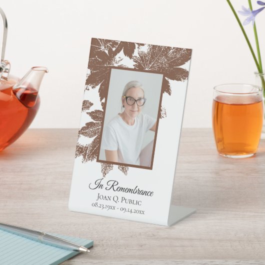 Braune Herbstlaube Feier zur Beerdigung des Lebens Sockelschild (In SItu)