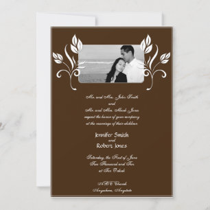 Braune Hochzeitseinladung mit weißen Blumenakzente Einladung