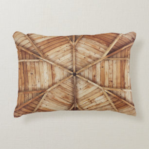 Braune Holzdecke Dekokissen