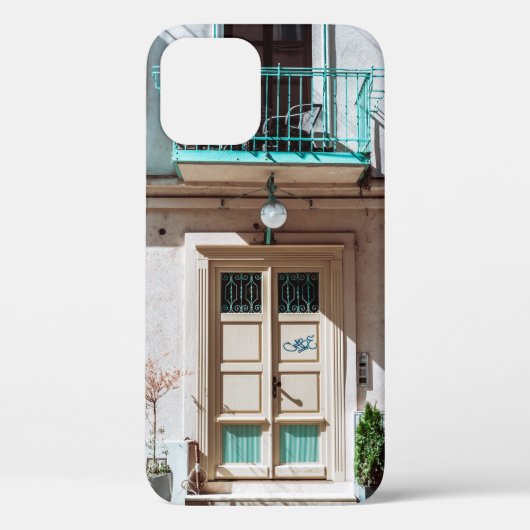 Braune Holztür auf weißem Gebäude Case-Mate iPhone Hülle (Rückseite)