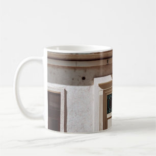 Braune Holztür auf weißem Gebäude Kaffeetasse