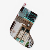 Braune Holztür auf weißem Gebäude Kleiner Weihnachtsstrumpf (Vorderansicht (hängend))