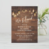 Braune Holzwand mit Edison-Leuchten, wir haben gep Einladung (Stehend Vorderseite)