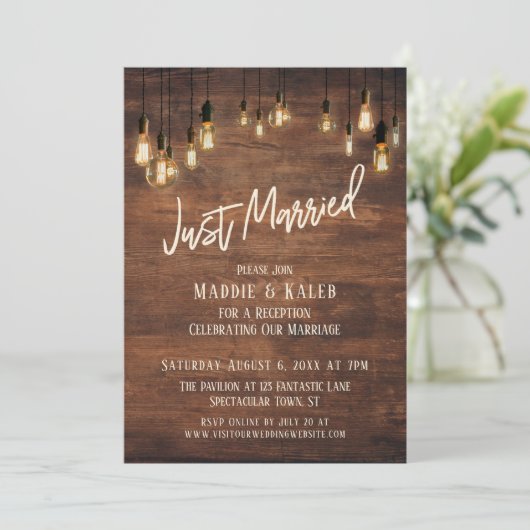 Braune Holzwand mit Edison Lights, nur verheiratet Einladung (Stehend Vorderseite)