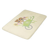 Braune Hunde in Schubkarren Frühlingsblumen Badematte (Schrägansicht)