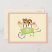 Braune Hunde in Schubkarren Frühlingsblumen Postkarte (Vorne/Hinten)