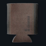 Braune Imitate Ledermonogramm Trauzeuge Geschenk Dosenkühler<br><div class="desc">Unsere eleganten und modernen Dosenkühler aus unserer exklusiven Trauzeugen Geschenkkollektion. Mit braunem und schwarz gestepptem Imitat Leder sind diese Dosenkühler nicht nur stilvoll, sondern auch langlebig genug, um noch Jahre zu bleiben. Jedes kann cooler sein, ein einzigartiges Monogramm der Initialen des Empfängers in einem Vintagen Stil, indem es eine persönliche...</div>