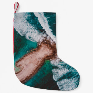 BRAUNE INSEL IST TAGSÜBER VON MEERWASSER UMGEBEN KLEINER WEIHNACHTSSTRUMPF