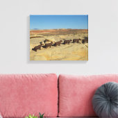 braune Kühe, die in der Wüste spazieren Leinwanddruck (Insitu (Wohnzimmer))