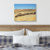 braune Kühe, die in der Wüste spazieren Leinwanddruck (Insitu (Schlafzimmer))