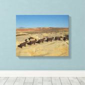 braune Kühe, die in der Wüste spazieren Leinwanddruck (Insitu (Holzboden))