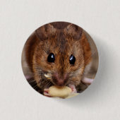 Braune Maus Eating Erdnuss Nah-up Button (Vorderseite)