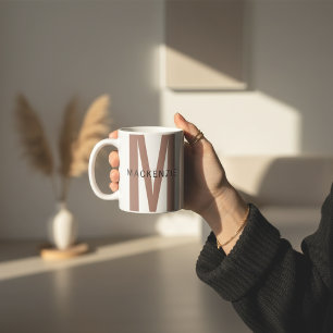 Braune Monogramm-Tasse mit individuellem Aufdruck Kaffeetasse