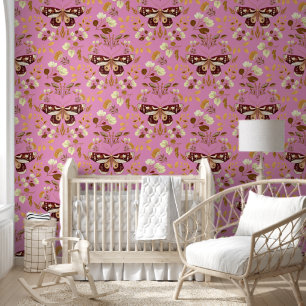 Braune Motte und florale Tapeten in rosa