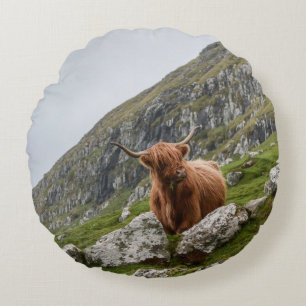 BRAUNE OXE AUF DEM BERG RUNDES KISSEN