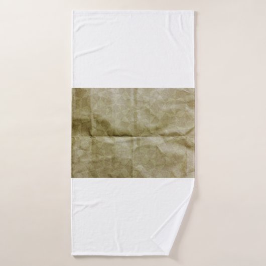 Braune Papierfalte. Mach das Papier kaputt. Hinter Badehandtuch (Badehandtuch)