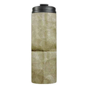 Braune Papierfalte. Mach das Papier kaputt. Hinter Thermosbecher