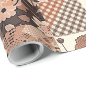 Braune Patchwork-Quiltdecke mit rustikalem Gingham Geschenkpapier (Rolleneckpunkt)