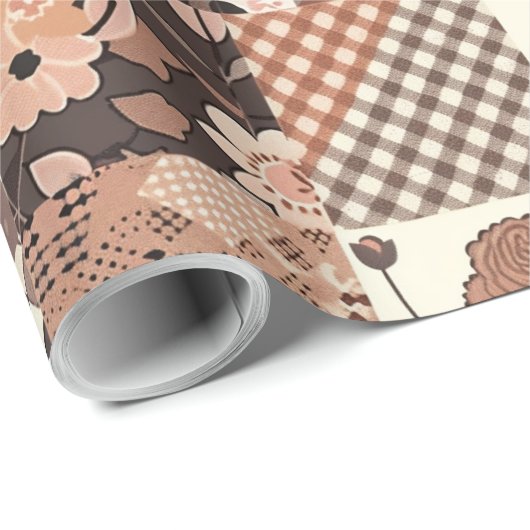 Braune Patchwork-Quiltdecke mit rustikalem Gingham Geschenkpapier (Rolleneckpunkt)