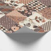 Braune Patchwork-Quiltdecke mit rustikalem Gingham Geschenkpapier (Ecke)