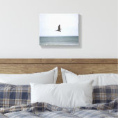 Braune Pelikane, die über den Ozean fliegen, Farbe Leinwanddruck (Insitu (Schlafzimmer))