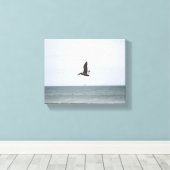 Braune Pelikane, die über den Ozean fliegen, Farbe Leinwanddruck (Insitu (Holzboden))