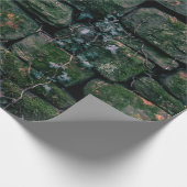 Braune Reben auf gestapelten Steinblöcken Geschenkpapier (Ecke)