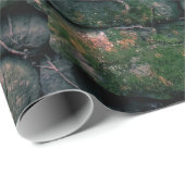 Braune Reben auf gestapelten Steinblöcken Geschenkpapier (Rolleneckpunkt)