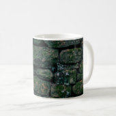Braune Reben auf gestapelten Steinblöcken Kaffeetasse (VorderseiteRechts)
