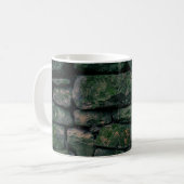 Braune Reben auf gestapelten Steinblöcken Kaffeetasse (Vorderseite Links)