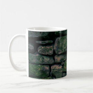 Braune Reben auf gestapelten Steinblöcken Kaffeetasse