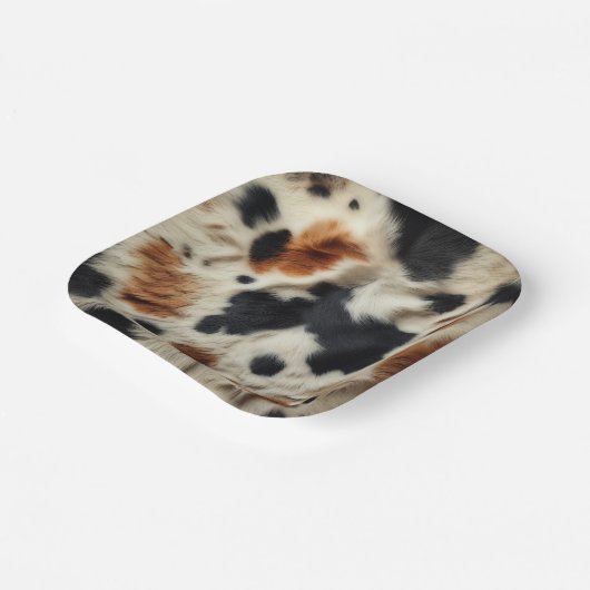 Braune Schwarz-weiße Cowhide Print Country Western Pappteller (Gewinkelt)