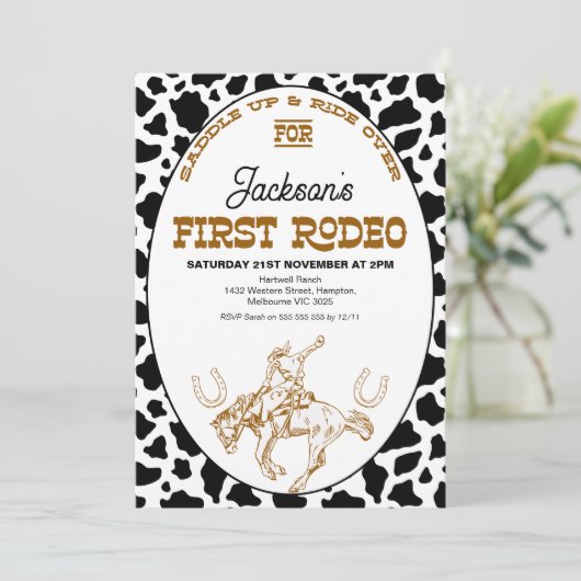 Braune schwarze Kuh Print erste Rodeo 1. Geburtsta Einladung (Stehend Vorderseite)