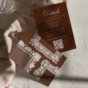 Braune Spitzen-Hochzeit im Old-Money-Stil mit Espr Begleitkarte