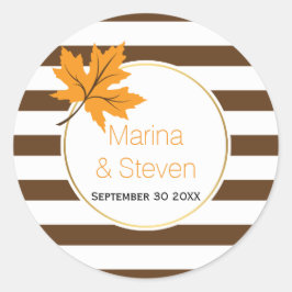 Braune Streifen und Hochzeit im Herbst aus Ahornbl Runder Aufkleber