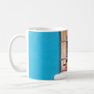 BRAUNE TONGEFÄßE AM FENSTER KAFFEETASSE