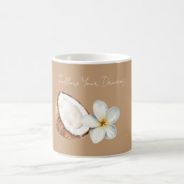 Braune tropische Kokosnuss-Plumeria-Blüte   Kaffeetasse