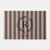 Braune und Beige Streifen Schwarzer Kranz Monogram Fußmatte (Vorderseite)