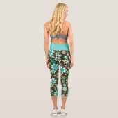 Braune und blaue Retro-Mod-Blume Capri Leggings (Rückseite)