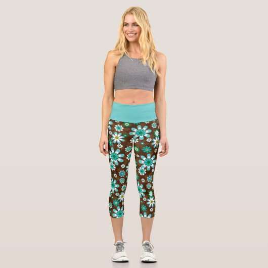 Braune und blaue Retro-Mod-Blume Capri Leggings (Vorderseite)