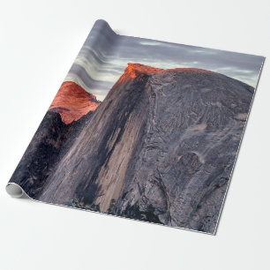 BRAUNE UND GRAUE FELSFORMATION UNTER GRAUEN WOLKEN GESCHENKPAPIER